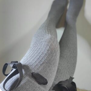Gray ribbed overknees with a ribbon