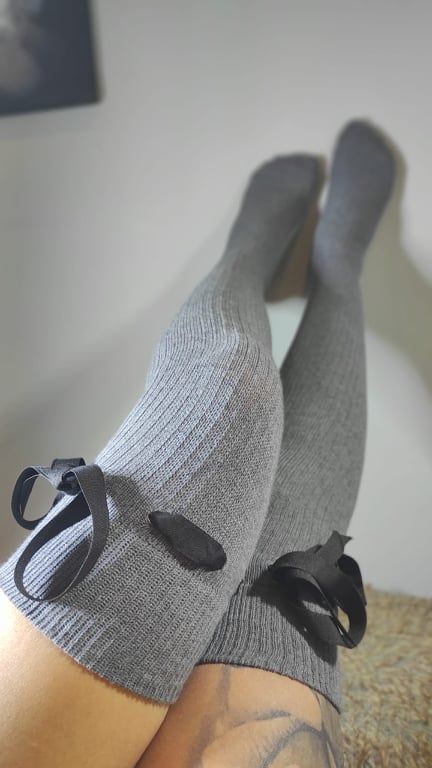 Gray ribbed overknees with a ribbon