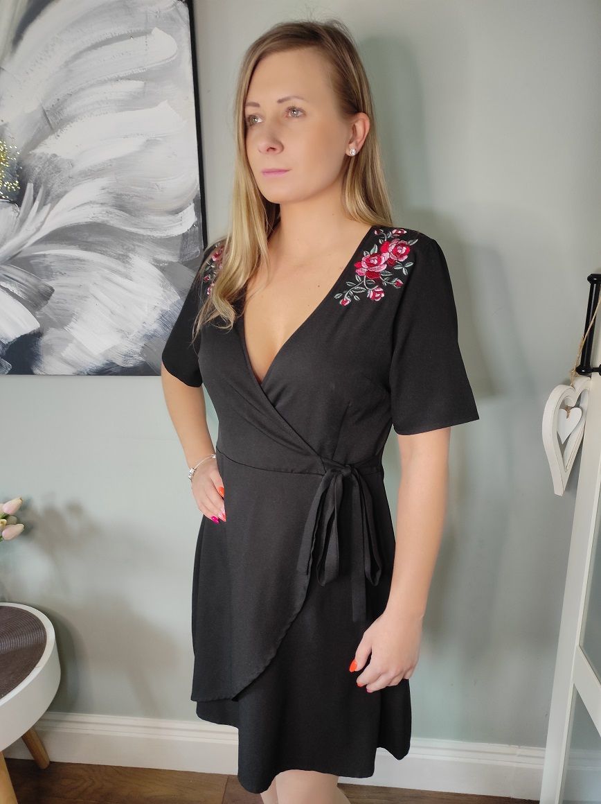 Black dress with a neckline XS-M