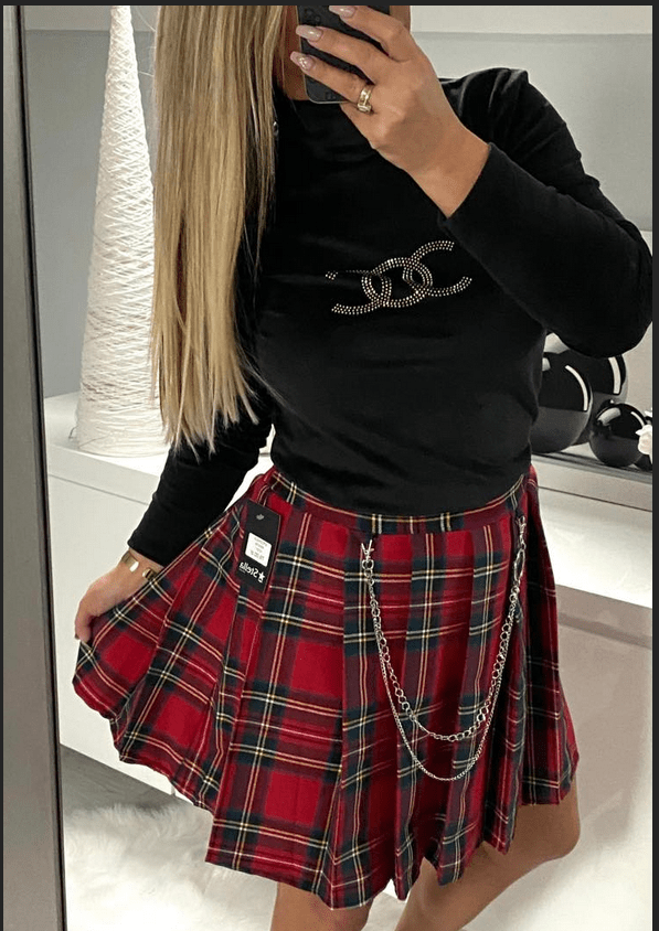 A beautiful checkered skirt - Image 3