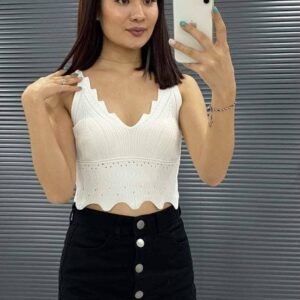 White, knitted top with a V-neckline One size