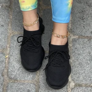 Black sneakers  4-7