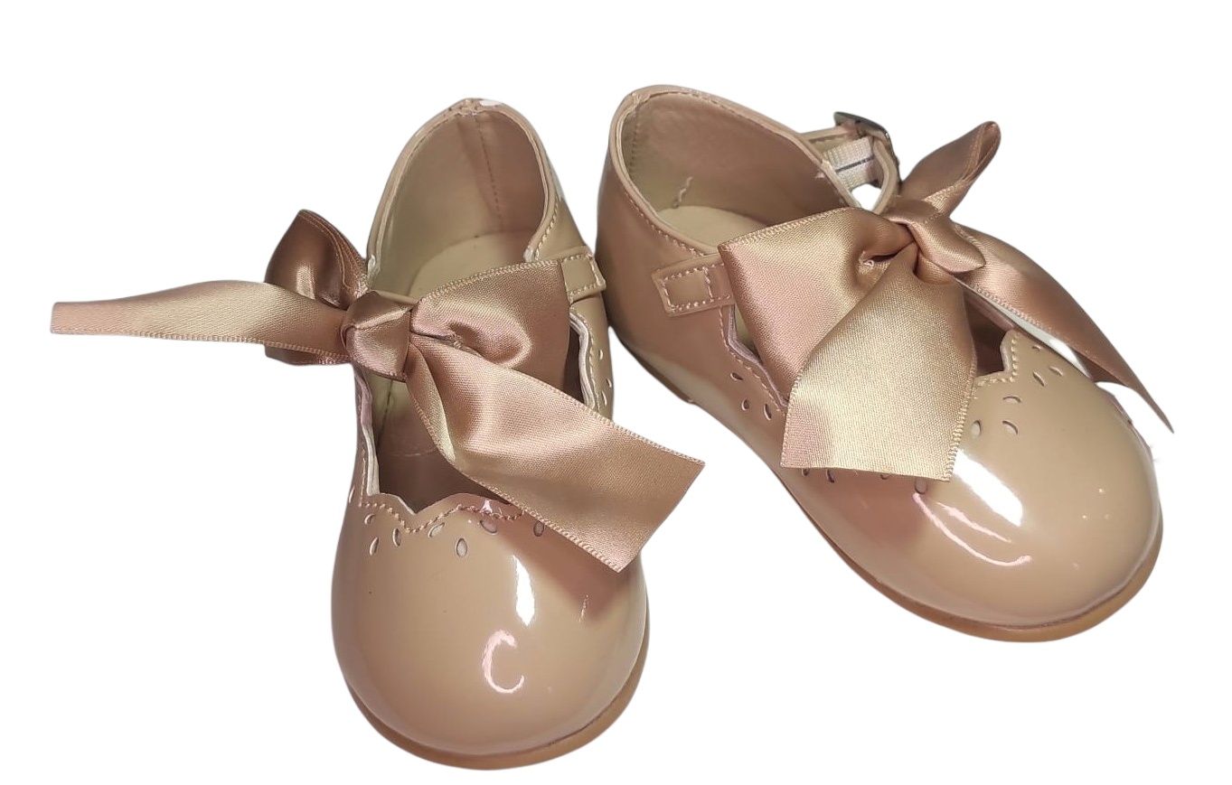Girl cream bow shoes