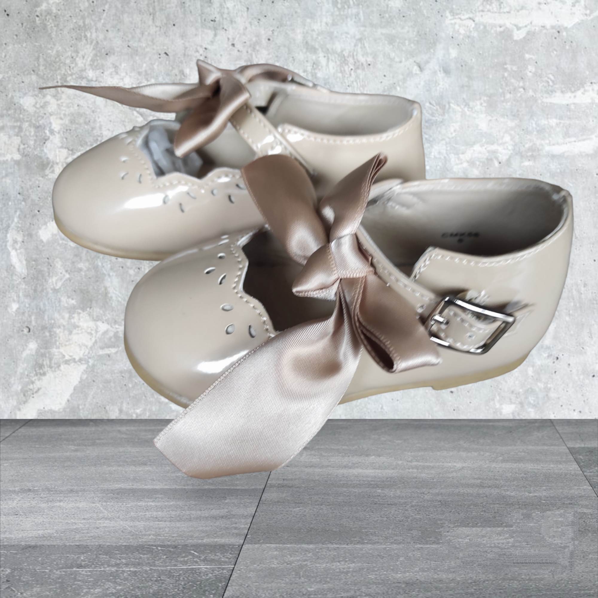 Girl cream bow shoes - Image 4
