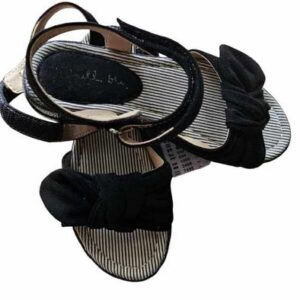 Sandalias negras para niños.