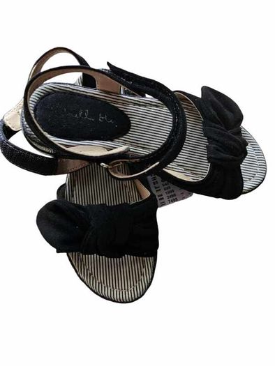 Sandalias negras para niños.