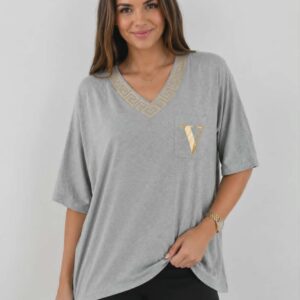 Top de mujer de corte holgado con cuello en V, ribete griego dorado y detalle de bolsillo – Gris | Talla única