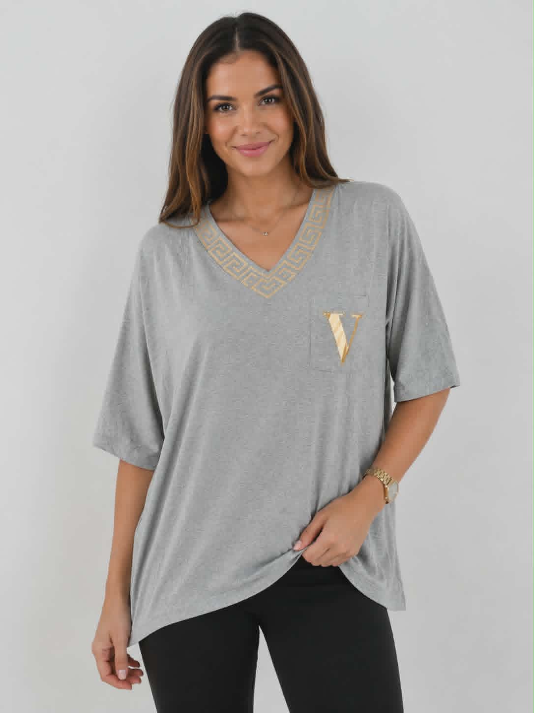 Top de mujer de corte holgado con cuello en V, ribete griego dorado y detalle de bolsillo – Gris | Talla única