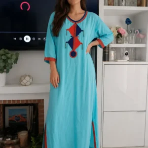 Caftán bordado turquesa, rojo y azul marino